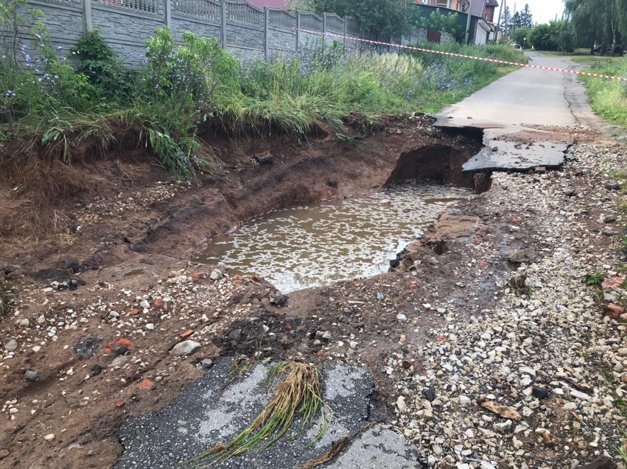 В Чебоксарах рядом с частными домами взорвался водопровод: “Смыло дорогу и  огороды” | 01.07.2021 | Чебоксары - БезФормата