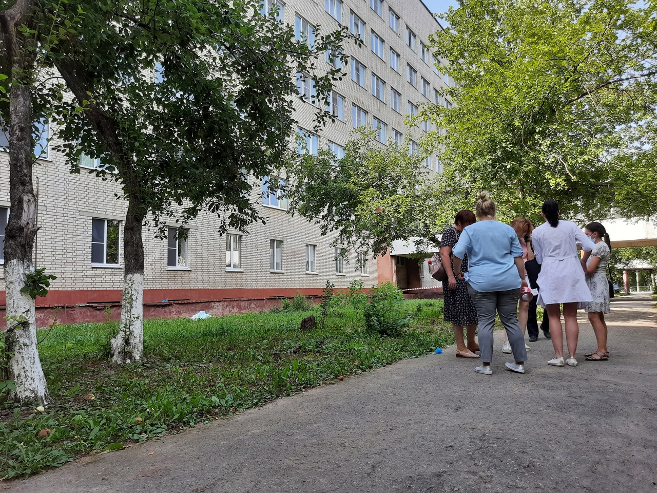 Новости города чебоксары новочебоксарск. Больница Новочебоксарск. Под окнами больницы. Новочебоксарск люди.