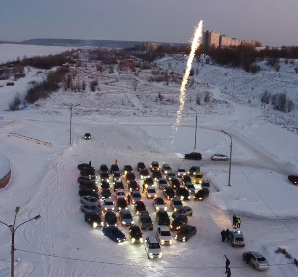 В Новочебоксарске автомобилисты сделали елку из более чем полусотни машин:  