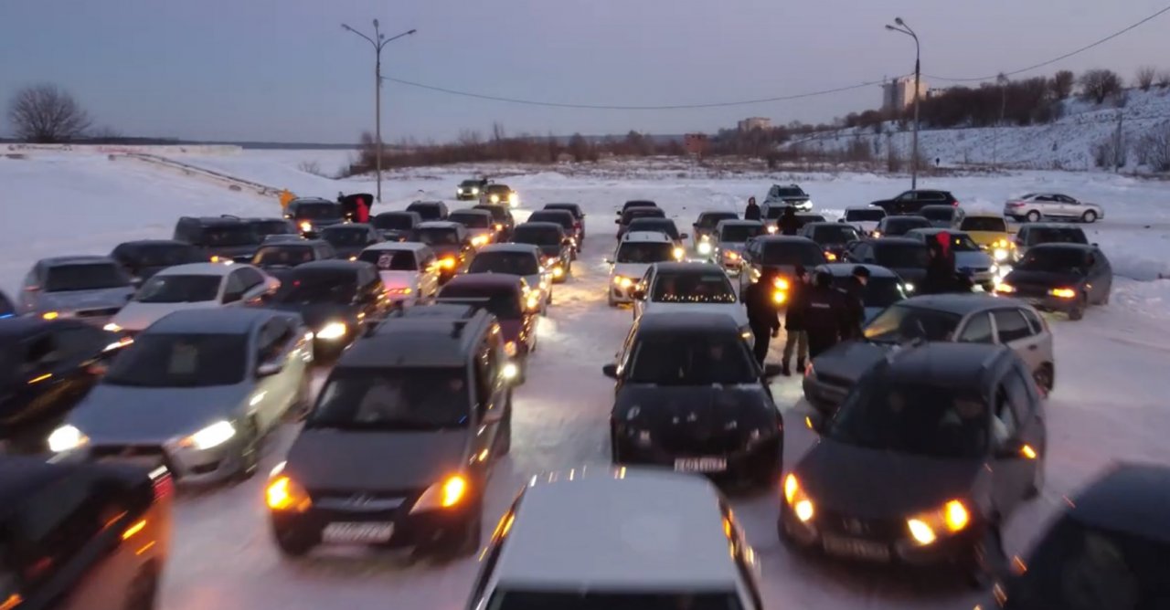 В Новочебоксарске автомобилисты сделали елку из более чем полусотни машин:  