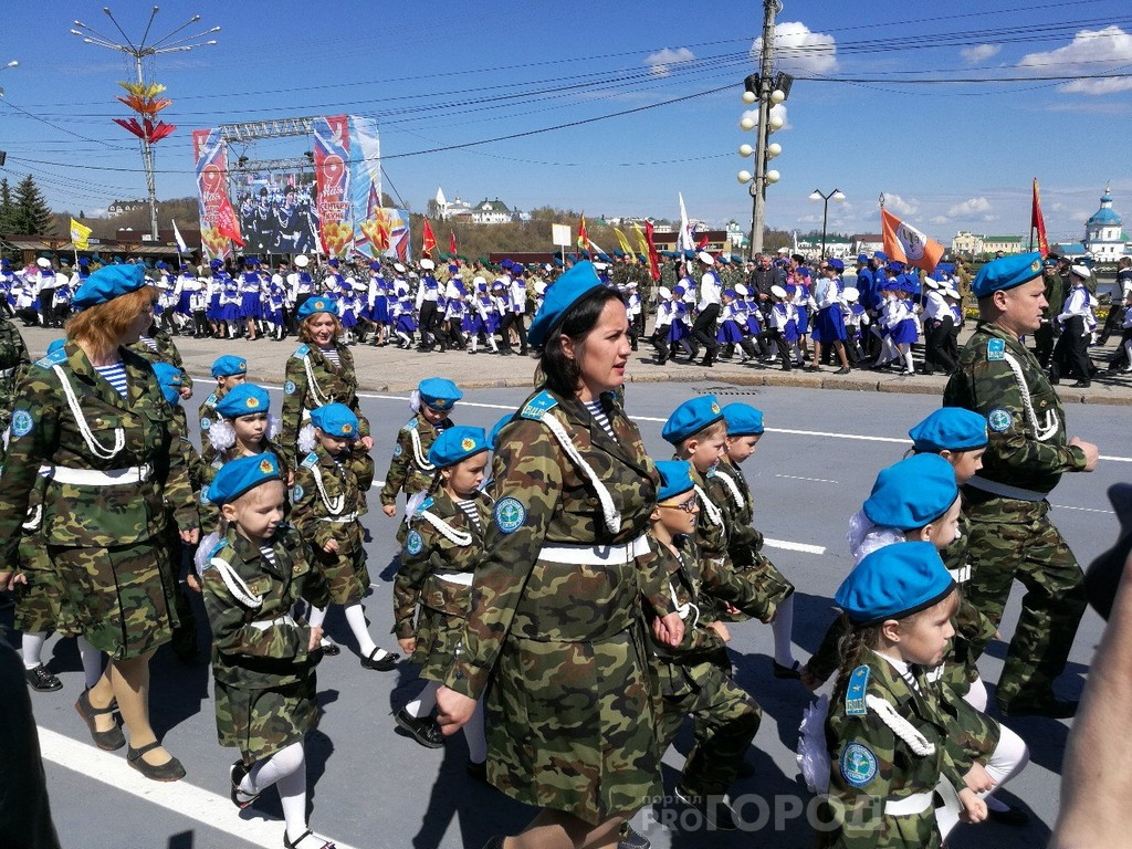 День победы детский сценарий. Дети на параде 9 мая. Дети на параде 9 мая в форме. Парад школьников в Чебоксарах. Детская Военная форма парад в детском саду.
